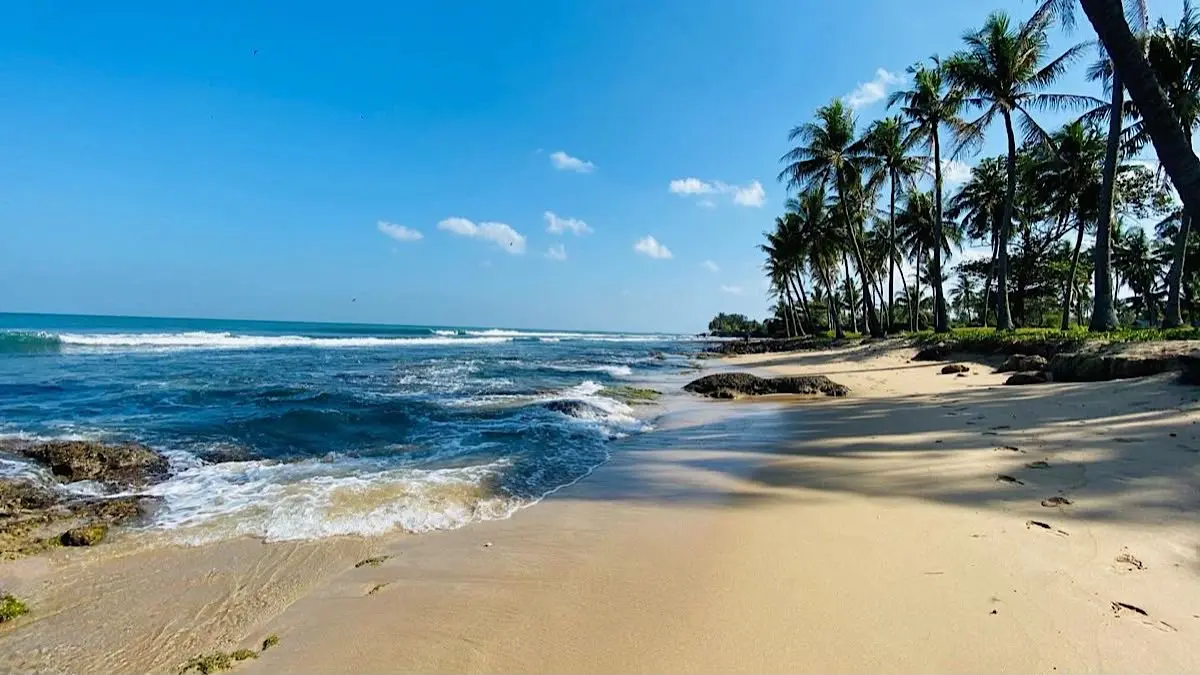 Pantai Sumur Gemuling di Blitar menawarkan pasir putih, suasana sepi, sumber mata air tawar, dan panorama laut alami yang cocok untuk healing serta camping.(pinterest)