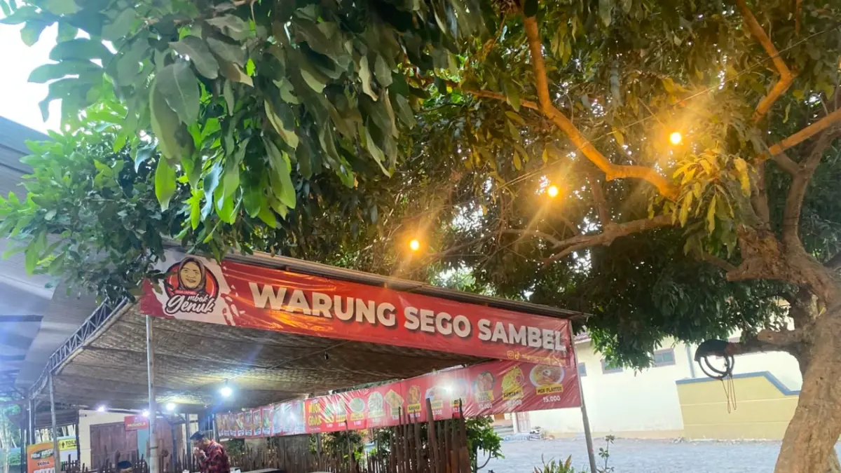 Pengunjung menikmati suasana asri di area makan Sego Sambel Mbok Genuk, Kabupaten Blitar. Dilengkapi gazebo dan area outdoor yang teduh, tempat ini menjadi pilihan untuk bersantap bersama keluarga maupun kerabat. Foto: Istimewa.