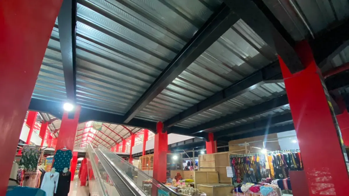 PERDAGANGAN LUMPUH : Sejumlah pedagang Pasar Legi keluar untuk melihat situasi sepi Pasar Legi.
