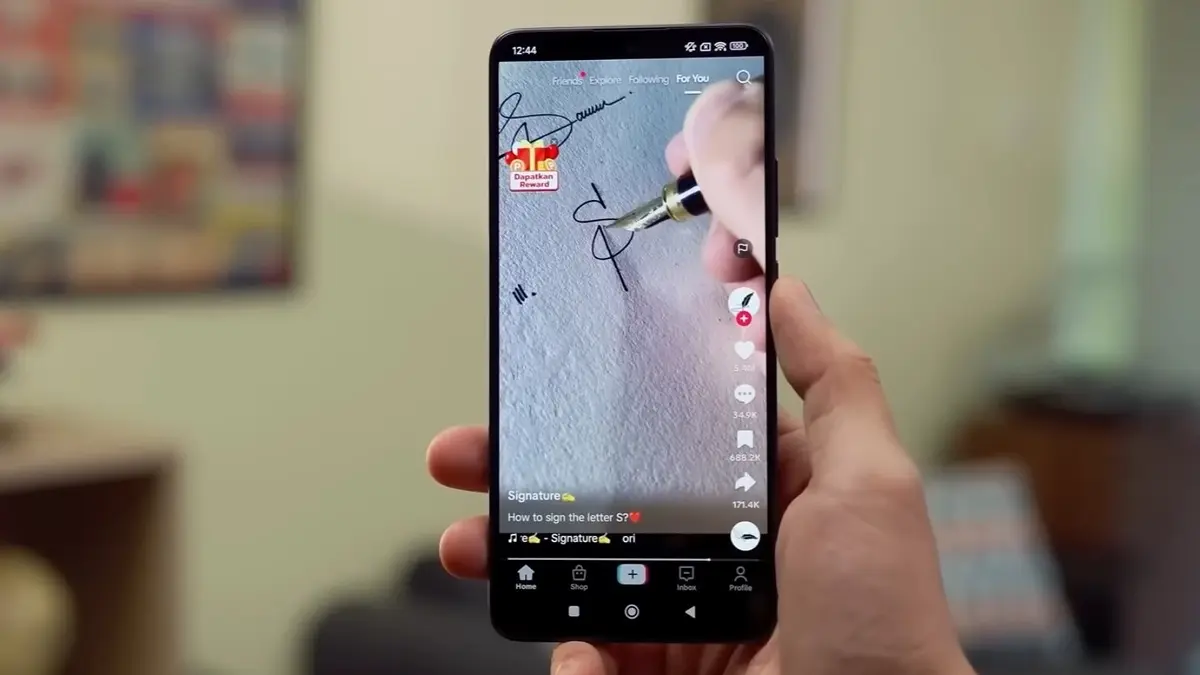 Rekomendasi HP untuk editor 3-4 jutaan terbaik 2026 dengan layar AMOLED, memori UFS kencang, dan baterai tahan lama untuk penyuntingan. (SC YOUTUBE)