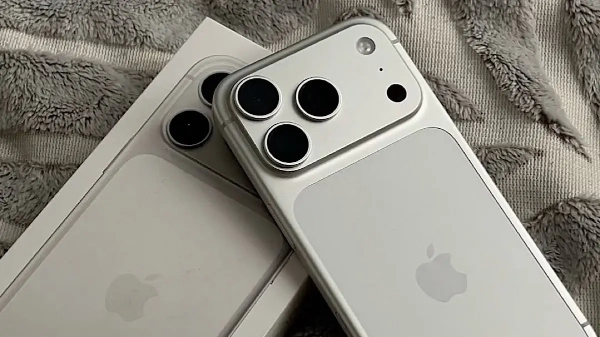 Review iPhone 17 Pro versi GadgetIn: Bodi aluminium adem, chip A19 Pro kencang, baterai awet 4000 mAh, dan kamera depan sensor jumbo.(pinterest)