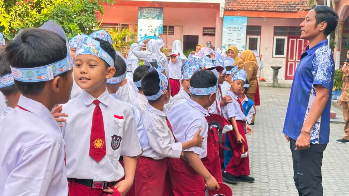 Suasana hari pertama masuk sekolah di salah satu SD negeri di Kota Blitar.