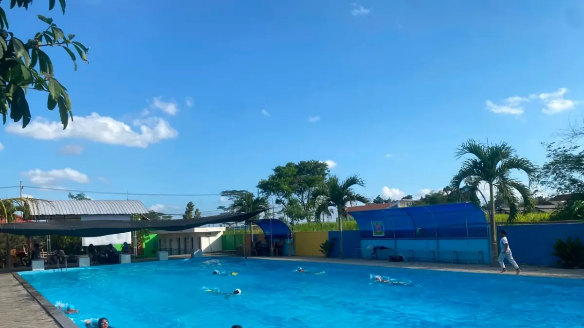 TATAG BAHTIAR/RADAR BLITAR
SEGAR: Pengunjung menikmati wahana di kolam renang Aqua Park di Kecamatan Talun. 
