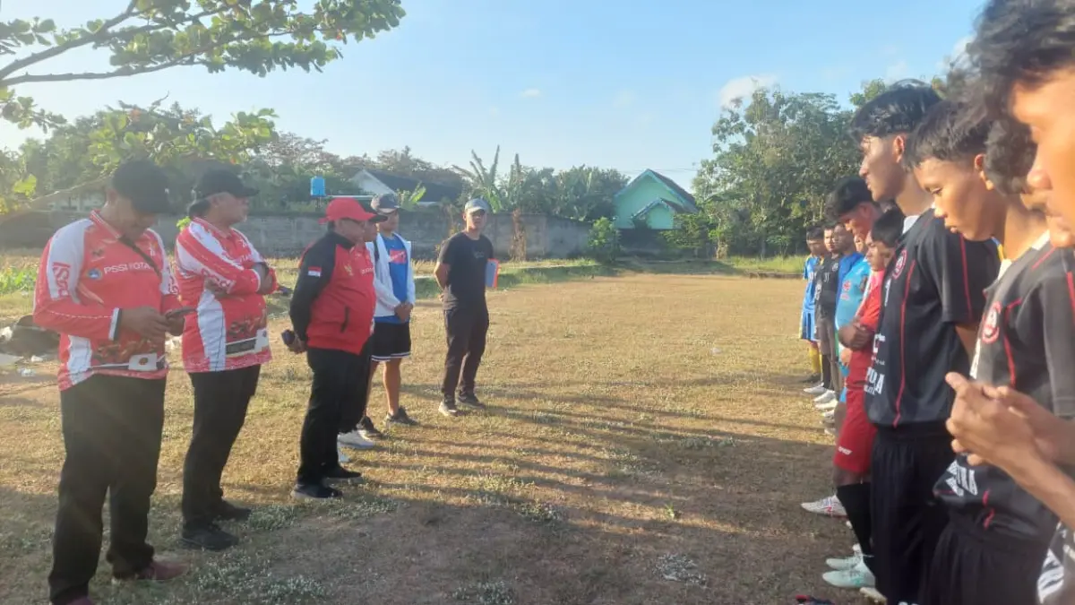 ASKOT PSSI BLITAR UNTUK RADAR BLITAR
CARI TALENTA: Askot PSSI Blitar menyeleksi calon pemain potensial tim PSBR untuk menghadapi Piala Soeratin U-17.