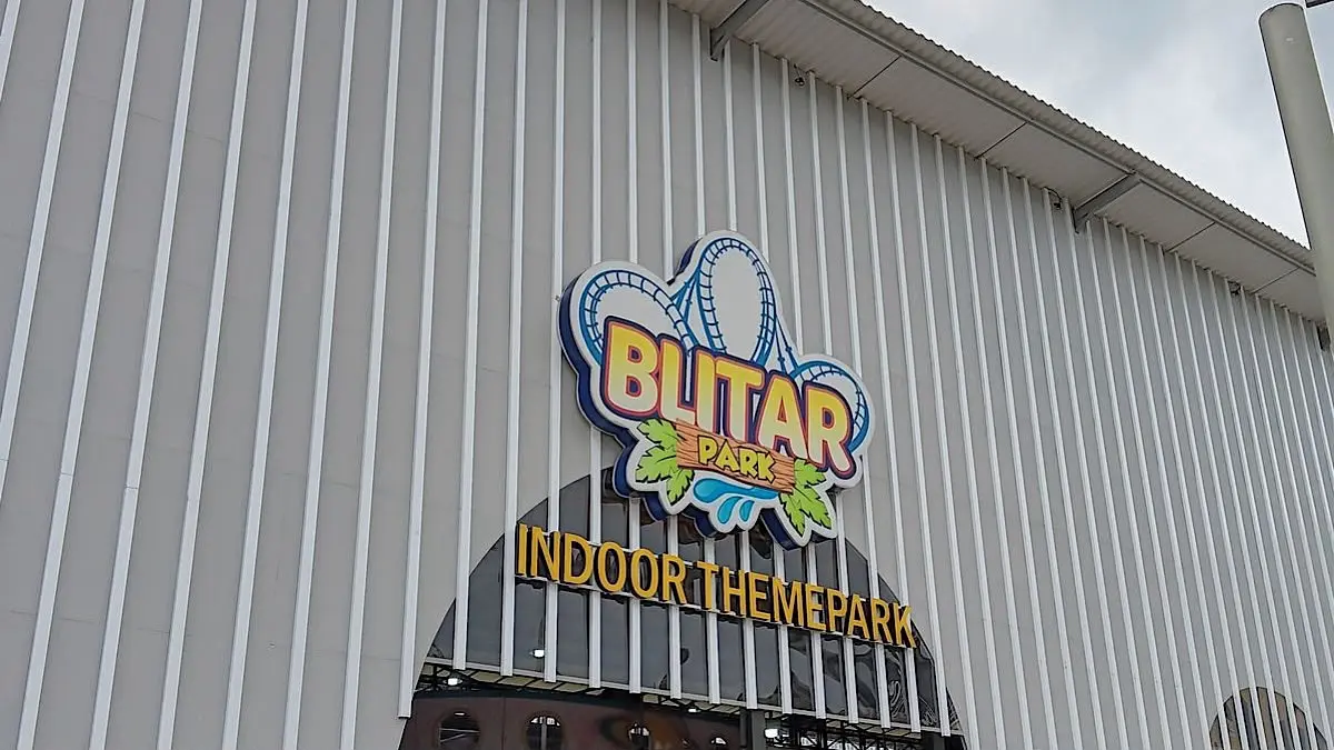 Blitar Park 2026 menawarkan beragam wahana wisata keluarga seperti kolam renang, terapi ikan, rumah angker, sepeda udara, dan wahana 9 dimensi.(pinterest)