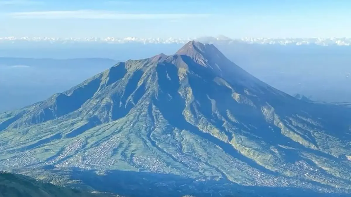 Daftar 10 rekomendasi puncak gunung terbaik di Indonesia dengan pemandangan sunrise terindah, kawah eksotis, dan lanskap alam menakjubkan. (PINTEREST)