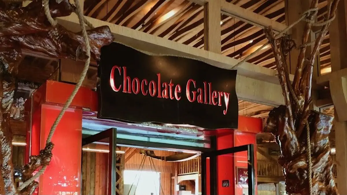 Kampung Coklat Blitar menawarkan tiket reguler Rp20.000 dan tiket terusan Rp35.000. Simak wahana, kebun kakao, hingga galeri cokelatnya.(pinterest)