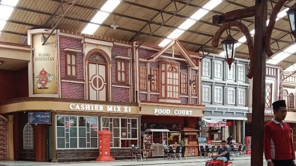 Kampung Coklat Blitar menawarkan wisata edukasi, kebun kakao, belasan wahana, dan galeri cokelat. Tiket terusan Rp35.000 dinilai lebih hemat.(pinterest)
