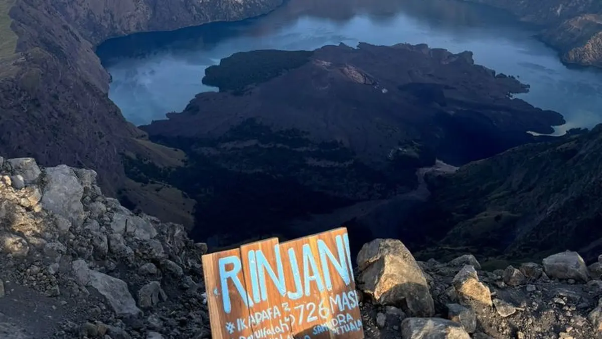 Rekomendasi puncak gunung terbaik di Indonesia dengan pemandangan alam memukau. Dari Rinjani, Semeru, hingga fenomena salju Jayawijaya. (PINTEREST)