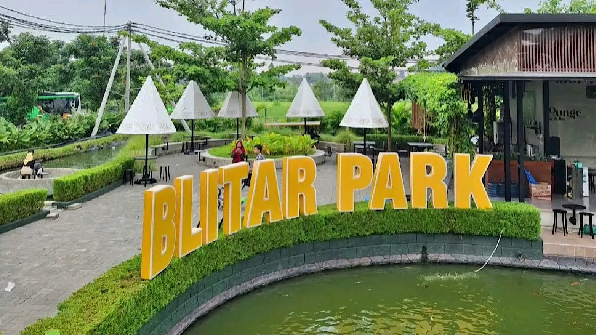 Ulasan lengkap Blitar Park: harga tiket masuk reguler dan hemat, jam buka, rute, fasilitas, serta daftar 41 wahana seru untuk liburan keluarga di Blitar.(pinterest)