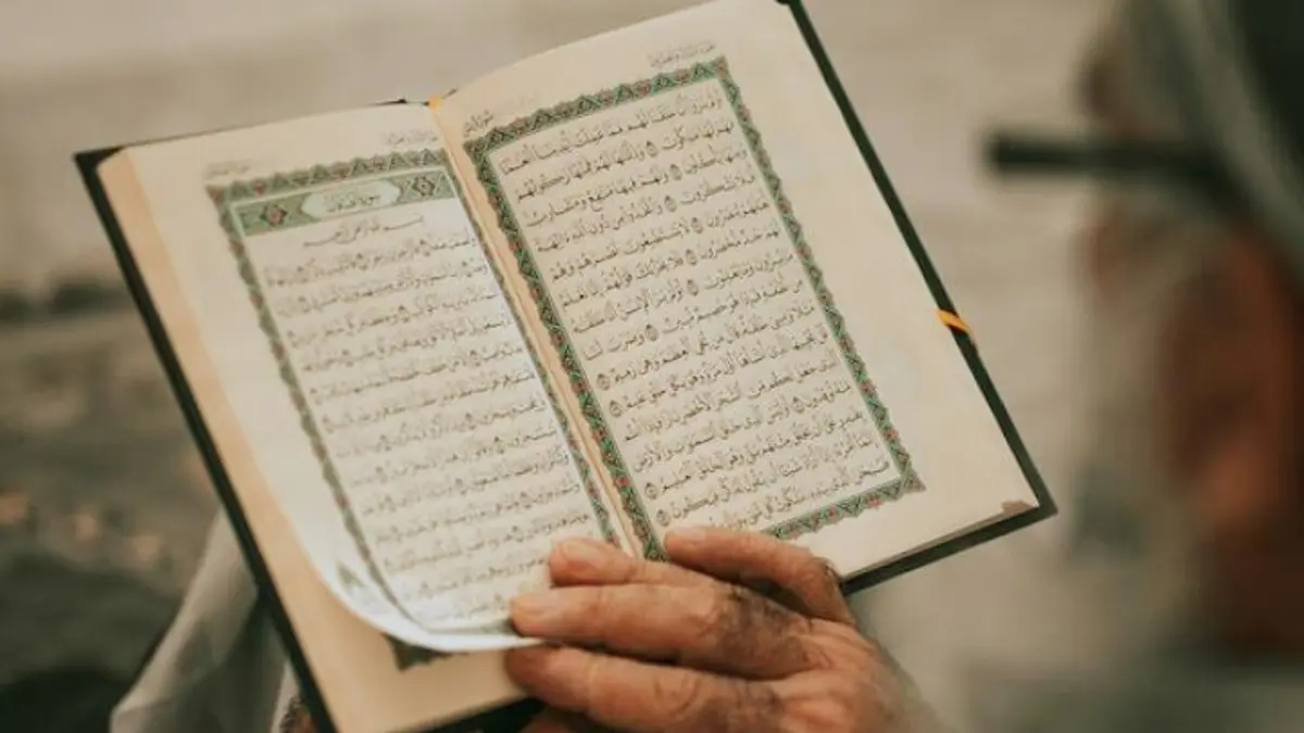 Simak keutamaan membaca Al-Qur’an menurut Ustaz Adi Hidayat. Dapatkan ketenangan jiwa dan perubahan akhlak nyata lewat interaksi rutin dengan kitab suci. (PINTEREST)