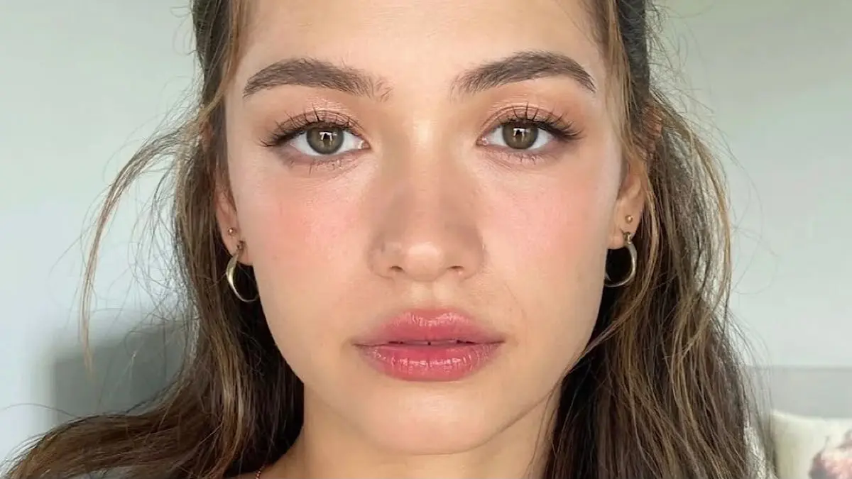 Tutorial makeup pemula dengan produk minimalis menghasilkan tampilan fresh, natural, dan flawless tanpa foundation, cocok untuk makeup daily.(pinterest)