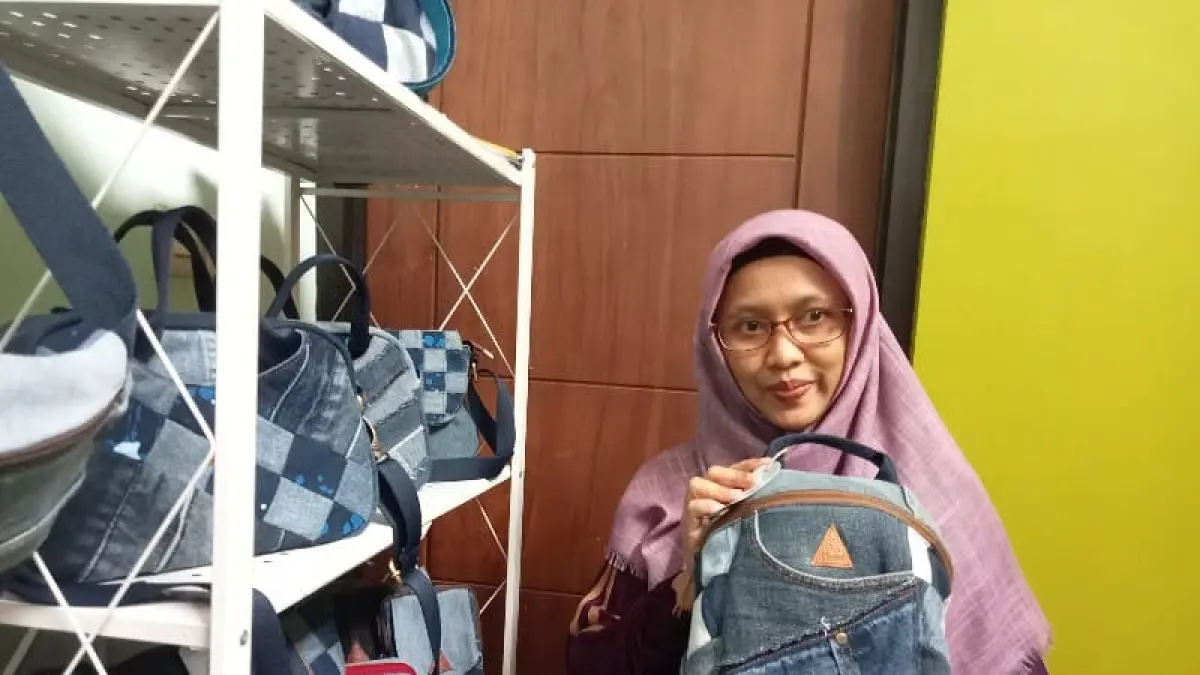 BOKS 
CB TAN/RADAR BLITAR 
KREATIF: Ardhiana Malrasari menunjukkan tas karyanya berbahan kain jins bekas. 
