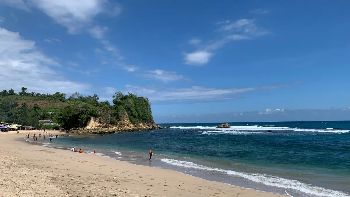 Pengunjung menikmati suasana Pantai Tambakrejo di Kecamatan Wonotirto, Kabupaten Blitar. Selain menawarkan panorama laut selatan yang memikat, kawasan ini juga menjadi destinasi wisata kuliner dengan beragam olahan ikan laut segar hasil tangkapan nelayan setempat.