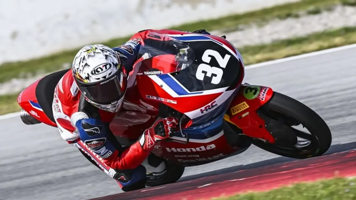 Kiandra Ramadhipa finis 12 besar di FIM JuniorGP Moto3 Prancis 2026. Tambahan 4 poin amankan posisinya di 5 besar klasemen sementara. Simak analisisnya! (PINTEREST)
