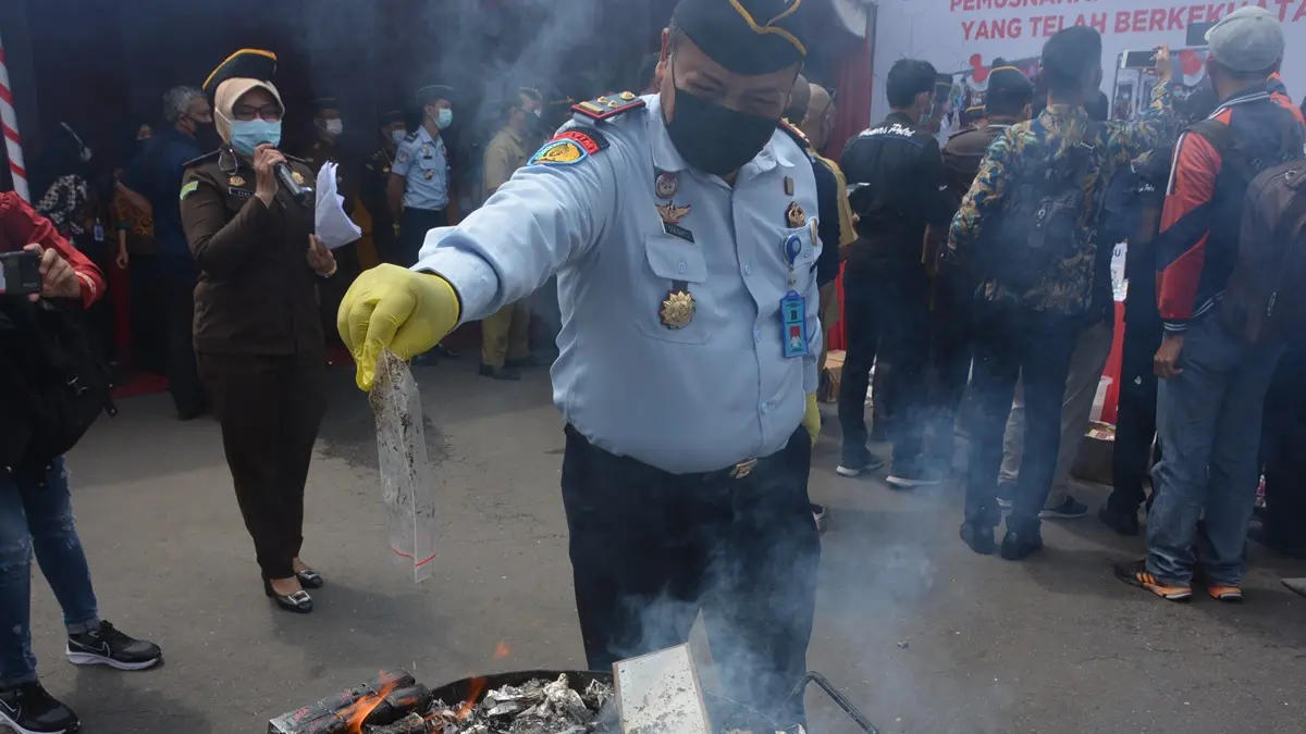 Petugas Bea Cukai Blitat saat membakar rokok ilegal beberapa waktu lalu
