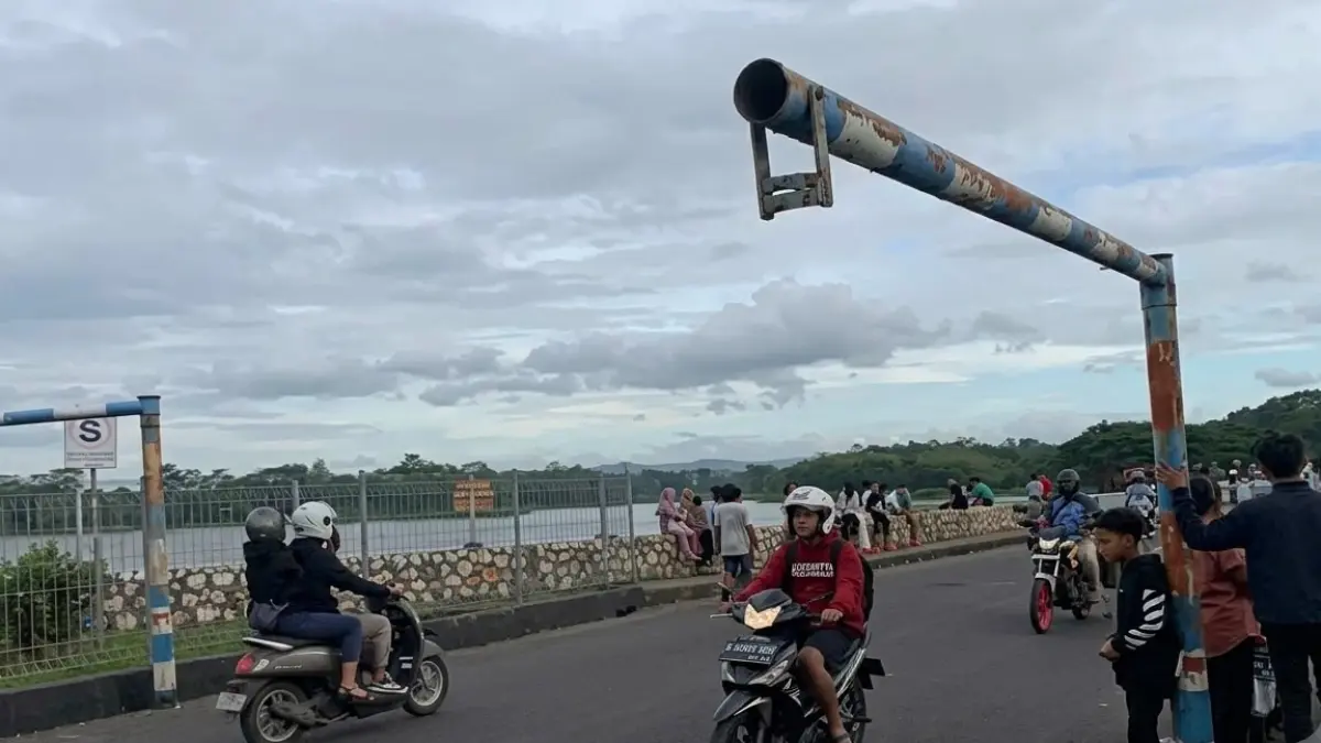 PJT 1 bakal membatasi akses kendaraan roda empat melintas Bendungan Lahor per 1 Agustus.