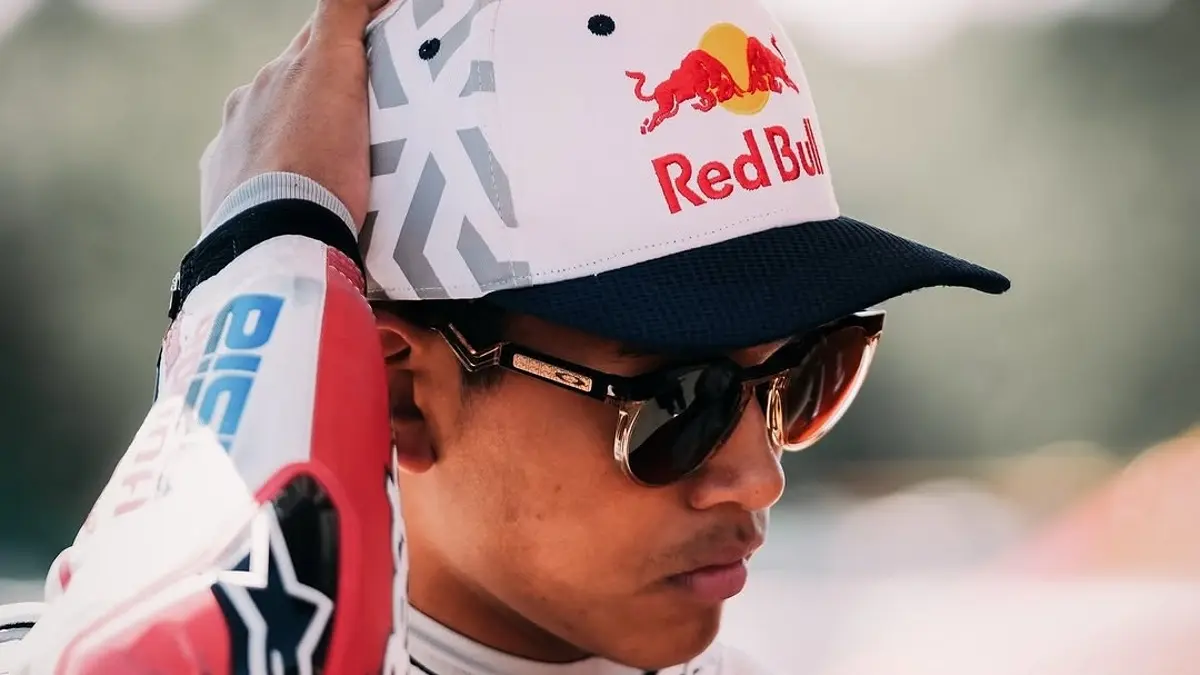 Veda Ega Pratama Terbaru mendadak bikin heboh usai klaim juara Moto3 Silverstone beredar luas. Simak klarifikasi lengkap dan fakta sebenarnya di sini!