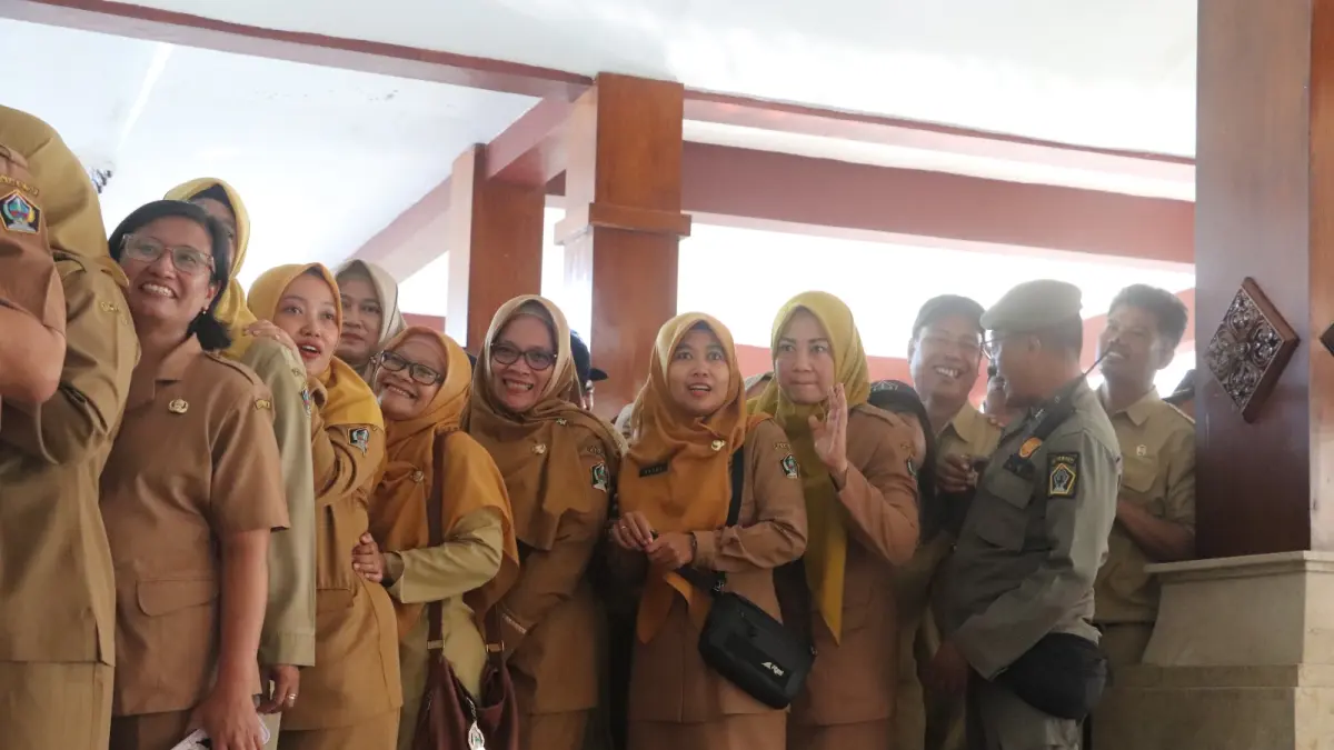 Pemerintah Kabupaten Blitar memperketat disiplin aparatur sipil negara (ASN) dengan melarang aktivitas live streaming maupun pembuatan konten media sosial untuk kepentingan pribadi selama jam kerja. Warga juga dipersilakan melaporkan apabila menemukan ASN yang melanggar aturan tersebut. Kebijakan ini diterapkan untuk menjaga profesionalitas ASN serta memastikan pelayanan kepada masyarakat tetap berjalan optimal.