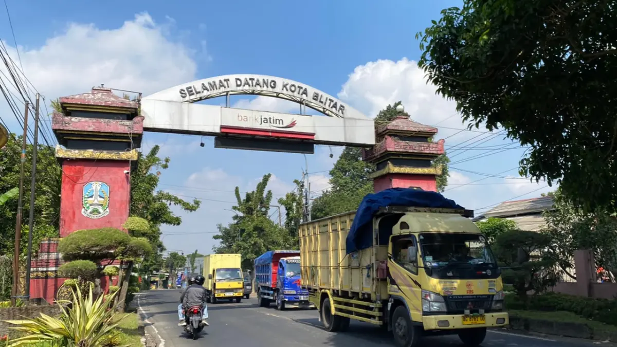 BATAS KOTA: Sejumlah pengendara dan warga sekitar Kelurahan Gedog keluhkan aroma bau menyengat diduga dari TPA.