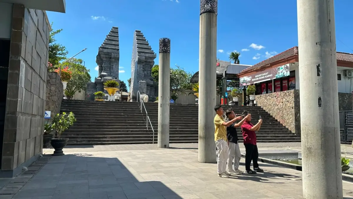 Rencana pengembangan kawasan Makam Bung Karno (MBK) di Kota Blitar pada 2026 dipastikan ditunda akibat keterbatasan anggaran. Tahun ini, Pemkot Blitar hanya mengalokasikan dana untuk pemeliharaan rutin, seperti pengecatan pagar dan perawatan fasilitas, sembari menyiapkan perencanaan pengembangan yang lebih matang untuk diajukan ke pemerintah pusat.
