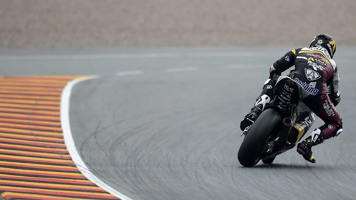 Jadwal Moto3 2026 11 seri terakhir resmi dirilis. Simak jadwal race dari GP Inggris hingga Valencia, update klasemen, dan posisi Veda Ega Pratama.(pinterest)