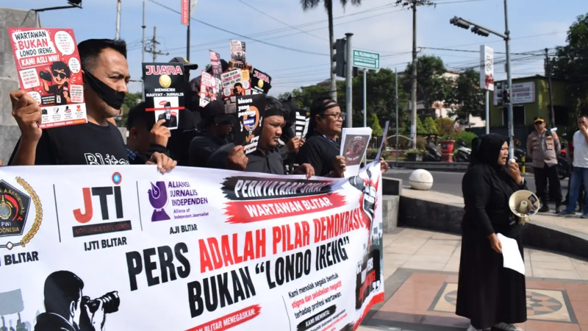 PWI BLITAR RAYA UNTUK RADAR BLITAR
BERSATU: Puluhan wartawan Blitar Raya saat melakukan aksi protes karena diksi londo ireng.