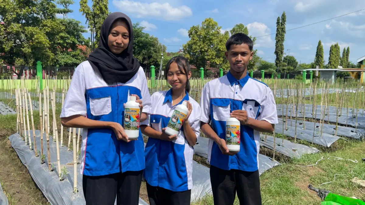 SMKN 1 Kademangan Ciptakan Pupuk Organik Cair LeleGrow