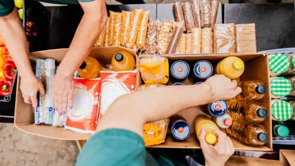 Volunteers arranging items for donation outdoorsBantuan Kemensos cair masif akhir Juli 2026! Cek deretan bansos yang sudah masuk rekening KKS dan update terbaru status SIK-NG tahap 3 di sini. (PINTEREST)
