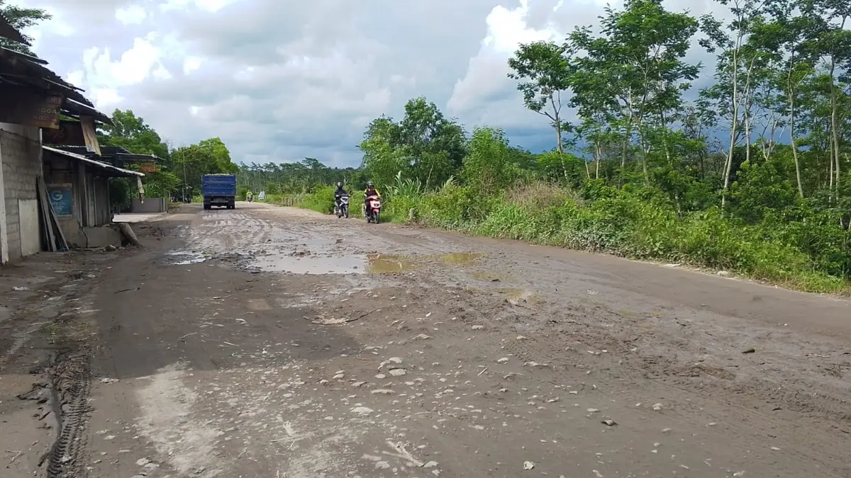 AKHMAD NUR KHOIRI/RADAR BLITAR
HATI-HATI: Pengendara melintas di jalan penghubung antara Desa Kedawung dengan Desa Sumberasri, Kecamatan Nglegok, yang rusak parah.
