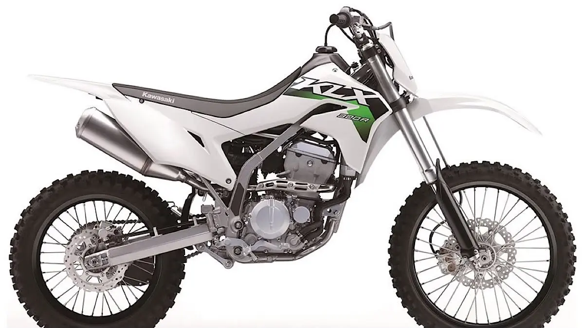 Kawasaki KLX 150 XPL 2026 resmi hadir dengan harga Rp44,8 juta. Motor trail bergaya rally ini masih memakai mesin karburator, lampu LED, dan panel digital.(pinterest)