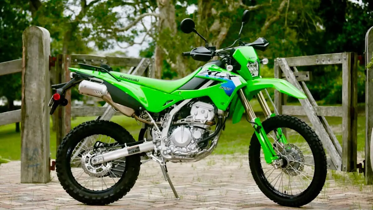 Kawasaki KLX 150 XPL 2026 resmi meluncur dengan harga Rp44,8 juta. Motor trail bergaya rally ini masih memakai mesin karburator dan dibekali fitur modern.(pinterest)