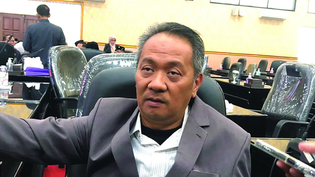 Ketua DPRD Kota Blitar Syahrul Alim memberikan penjelasan terkait penundaan rapat paripurna KUA-PPAS 2027 yang belum memenuhi kuorum dan masih menunggu payung hukum dana cadangan Pilkada.