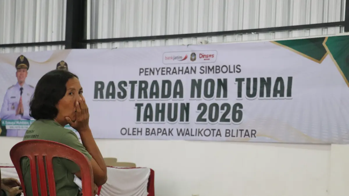 MENANTI : Seorang penerima manfaat di Kecamatan Kepanjenkidul menunggu antrean distribusi Beras Sejahtera Daerah (Rastrada) TA 2026.