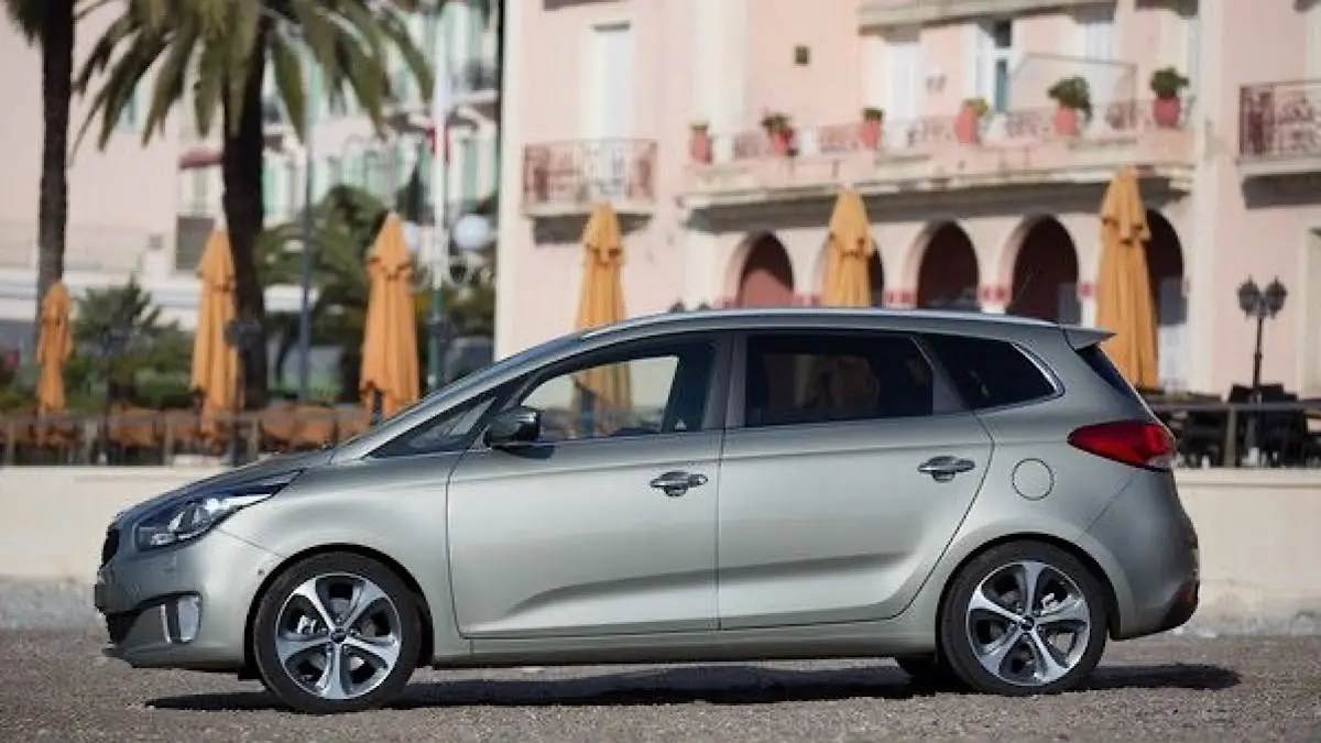 MPV terbaru 2026 siap memanaskan pasar otomotif Indonesia. Kia Carens, GAC E8 Hybrid, VinFast VF MPV7, Ertiga Hybrid, hingga Toyota Voxy jadi sorotan.(pinterest)