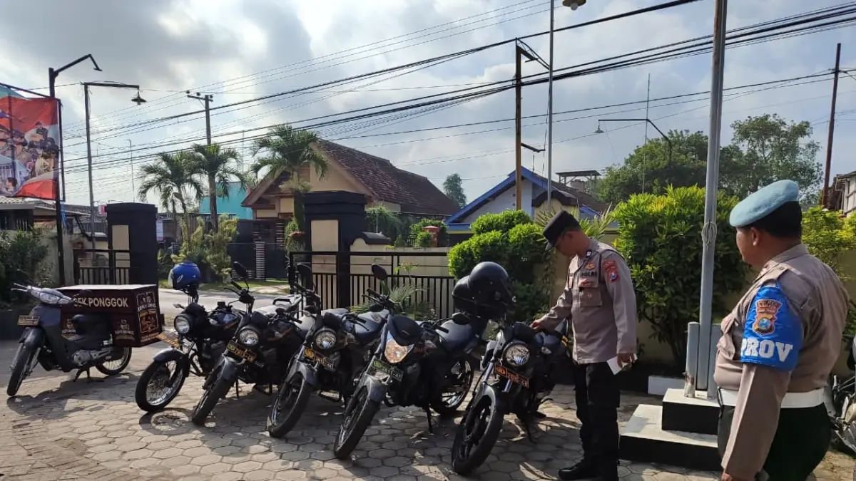 POLSEK PONGGOK UNTUK RADAR BLITAR
LAYAK: Unit Samapta mengecek kondisi unit kendaraan dinas anggota untuk memastikan keamanan dan kelayakan operasional. 