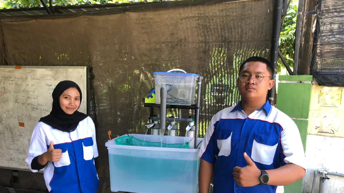 SMKN 1 Kademangan UNTUK RADAR BLITAR
CANGGIH: Dua siswa SMKN 1 Kademangan menunjukkan alat SmaFIn yang berfungsi untuk menetaskan telur ikan. 
