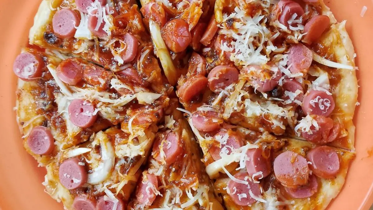 Cara membuat pizza teflon tanpa ulen anti gagal ala Chef Devina Hermawan yang praktis, cepat, dan ekonomis untuk menu camilan lezat di rumah. (PINTEREST)