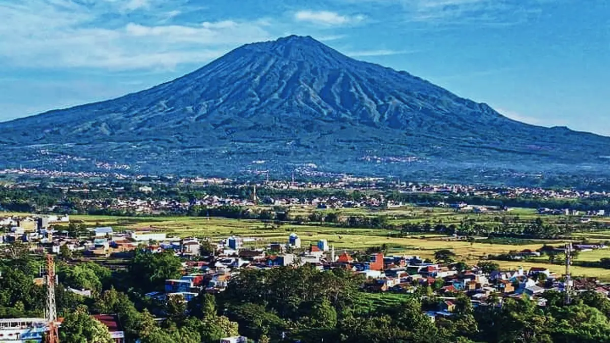 Cari rekomendasi puncak gunung untuk pemula di Jawa Timur? Gunung Penanggungan jawabannya! Jalur santai, bebas putus sinyal, dan penuh situs sejarah. (PINTEREST)