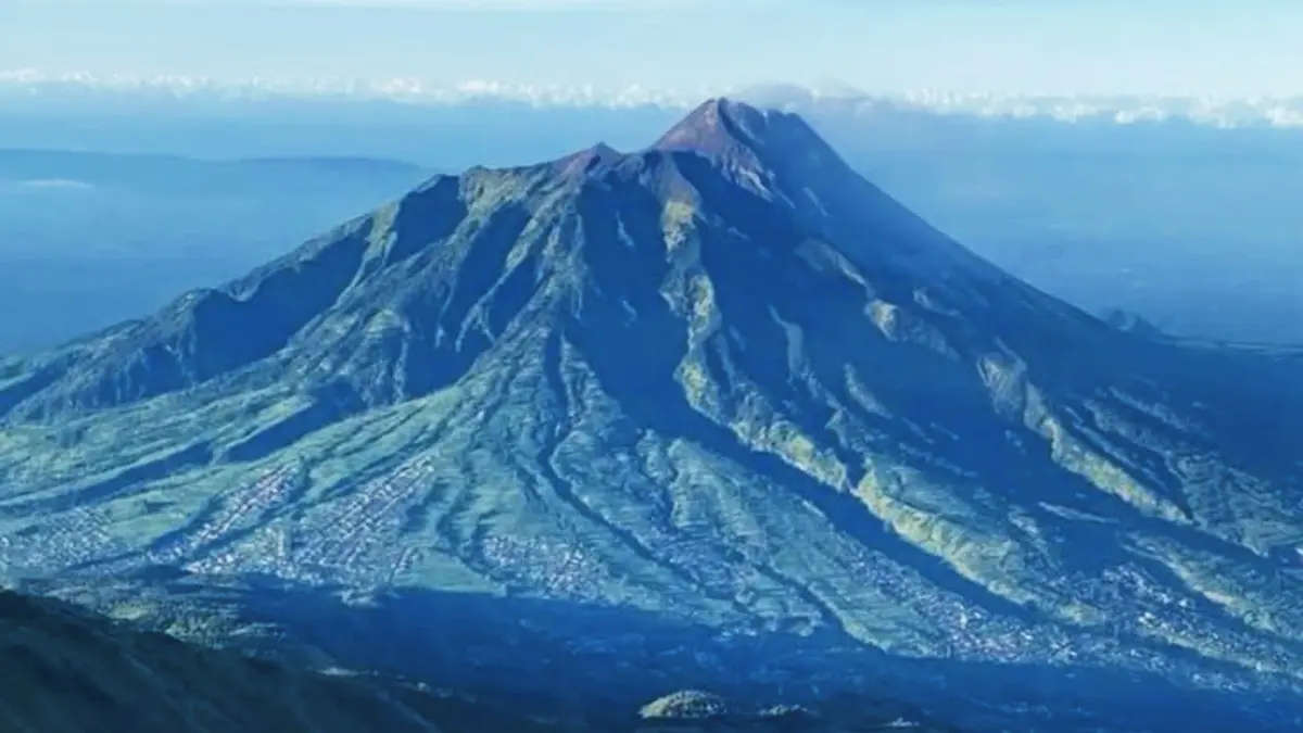 Cari rekomendasi puncak gunung untuk pemula di Jawa Timur? Simak ulasan Kawah Ijen dengan pemandangan fenomena Blue Fire dan danau kawah memukau yang sangat cocok bagi pendaki pertama. (PINTEREST)