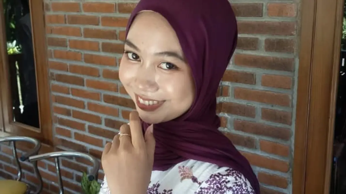 Seorang warga mengakses media sosial melalui ponsel pintar. Di tengah maraknya konten ramalan zodiak dan tarot yang beredar di berbagai platform digital, masyarakat diimbau menyikapinya sebagai hiburan semata dan tidak menjadikannya dasar dalam mengambil keputusan penting.