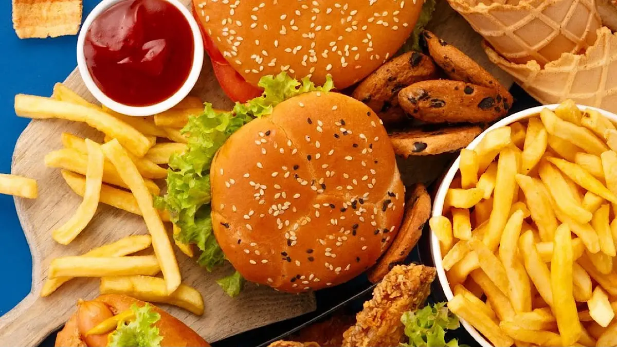 Junk food bikin ketagihan karena kombinasi gula, garam, dan lemak memengaruhi sistem penghargaan di otak. Simak penjelasan lengkap serta cara mengonsumsinya dengan bijak.(pinterest)
