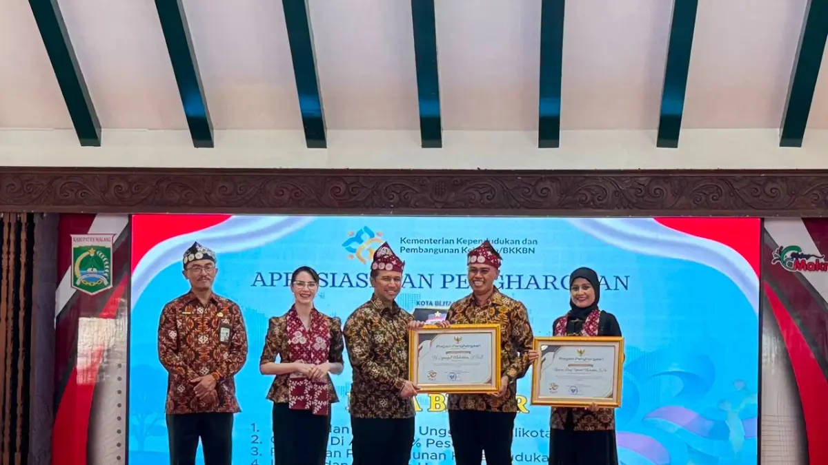 Wali Kota Blitar Syauqul Muhibbin (Mas Ibin) menerima penghargaan pada puncak Hari Keluarga Nasional (Harganas) ke-33 Tahun 2026 Tingkat Jawa Timur di Pendapa Agung Kabupaten Malang, Selasa (29/7). Kota Blitar berhasil memborong lima penghargaan atas komitmen dalam pembangunan keluarga, kependudukan, dan program keluarga berencana.