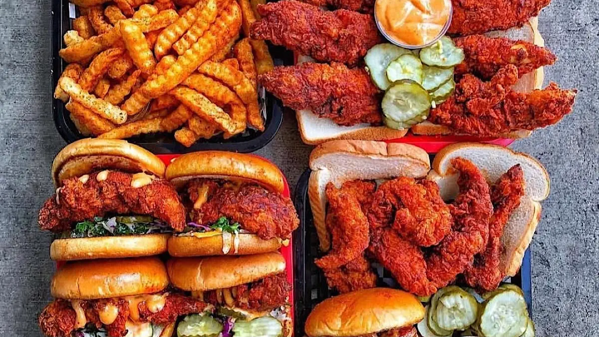 Makanan sehat itu mahal masih menjadi anggapan banyak orang. Simak alasan masyarakat lebih memilih junk food serta tips makan sehat dengan biaya yang tetap terjangkau.(pinterest)