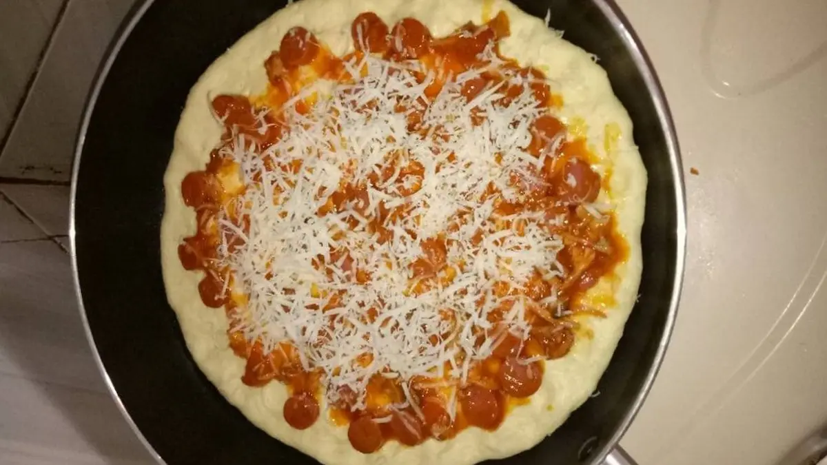 Pelajari cara membuat pizza teflon yang empuk, lezat, dan anti gagal di rumah. Resep praktis tanpa oven dengan hasil lembut meski sudah dingin. (PINTEREST)