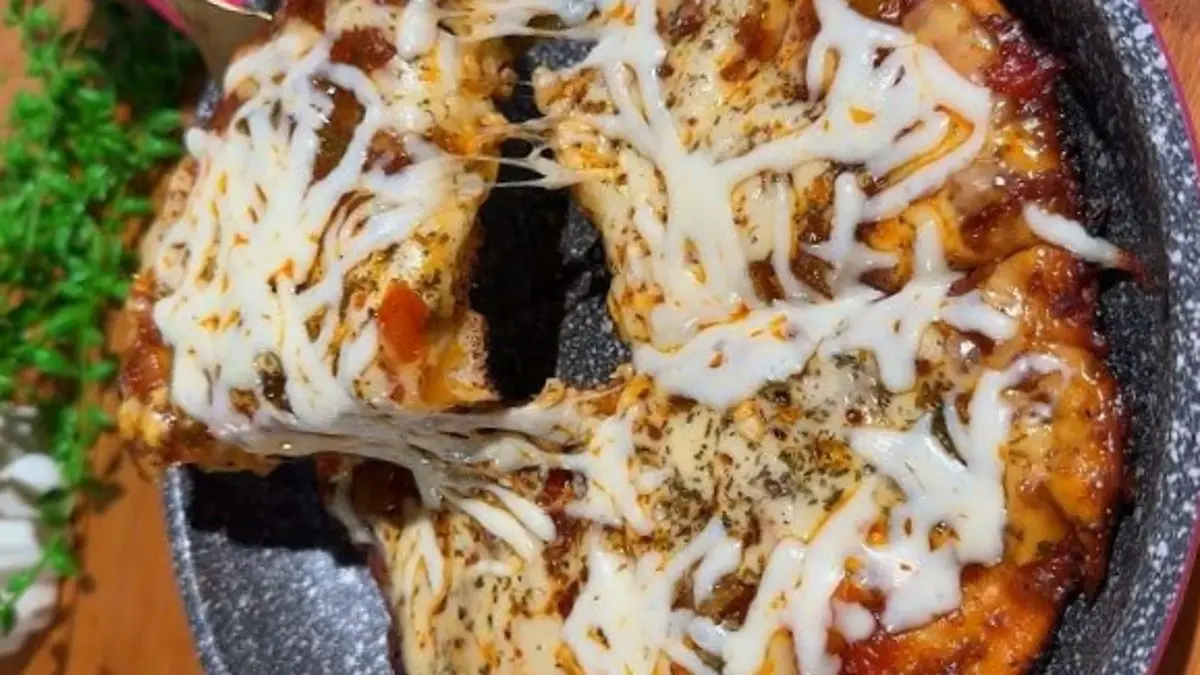 Pelajari cara membuat pizza teflon yang enak, empuk, dan anti gagal di rumah. Resep praktis tanpa oven dengan hasil lembut maksimal untuk keluarga tercinta. (PINTEREST)