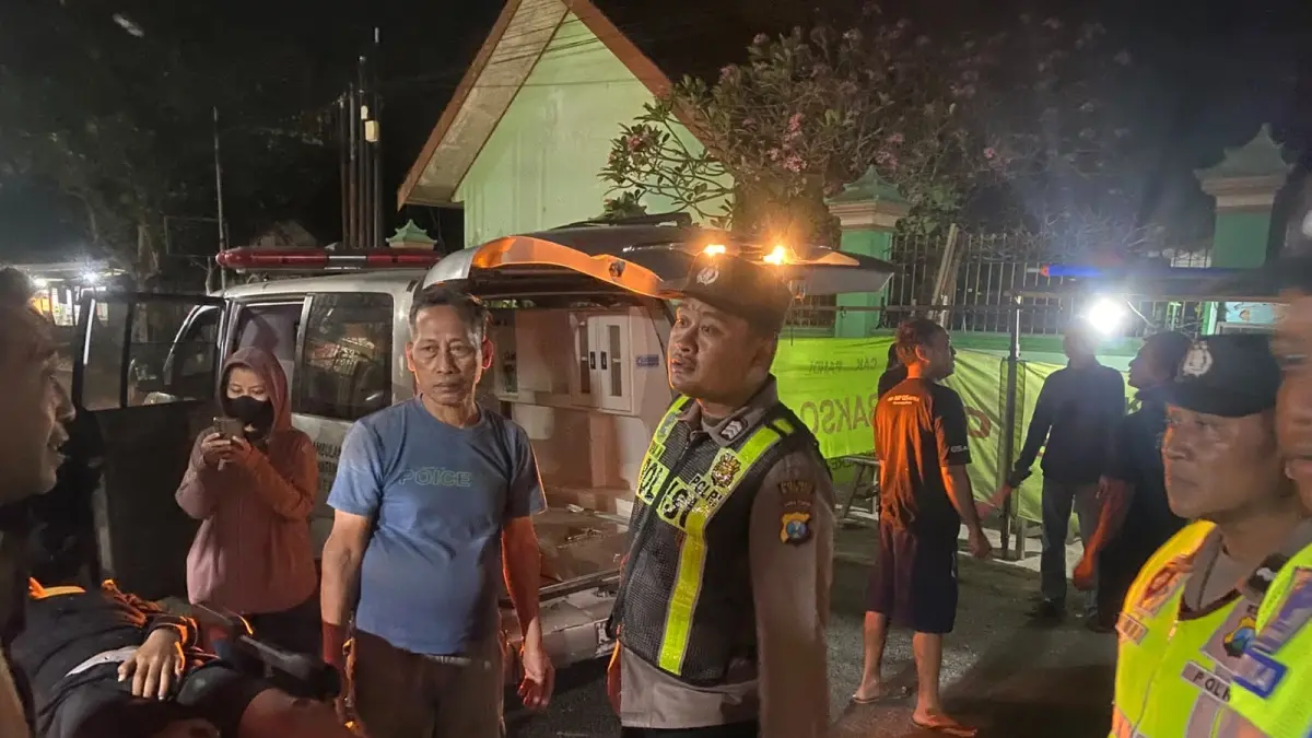 PERTOLONGAN CEPAT: Polisi dan warga mengevakuasi korban yang mengalami kecelakaan di Jalan Umum Desa Gembongan, Kecamatan Ponggok, Selasa (28/7). 