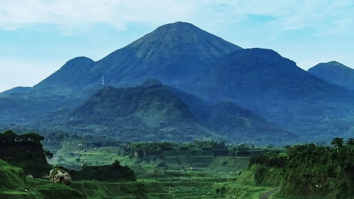 Rekomendasi puncak gunung untuk pemula di Jawa Timur menyuguhkan pesona Kawah Ijen dengan keajaiban api biru, panorama kawah menakjubkan, serta jalur pendakian yang sangat ramah pendaki. (PINTEREST)