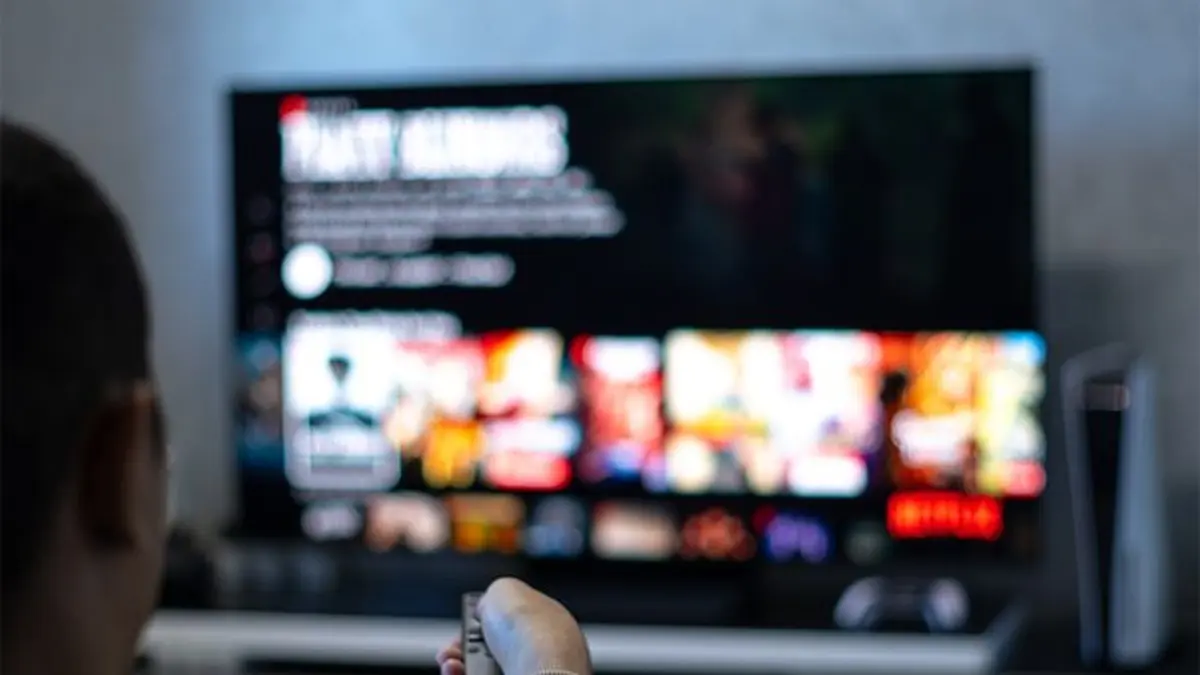 Rekomendasi televisi murah TCL C6K Mini LED hadirkan layar super terang, kontras pekat, audio Onkyo, serta performa gaming optimal untuk hunian modern berkualitas tinggi. (PINTEREST)