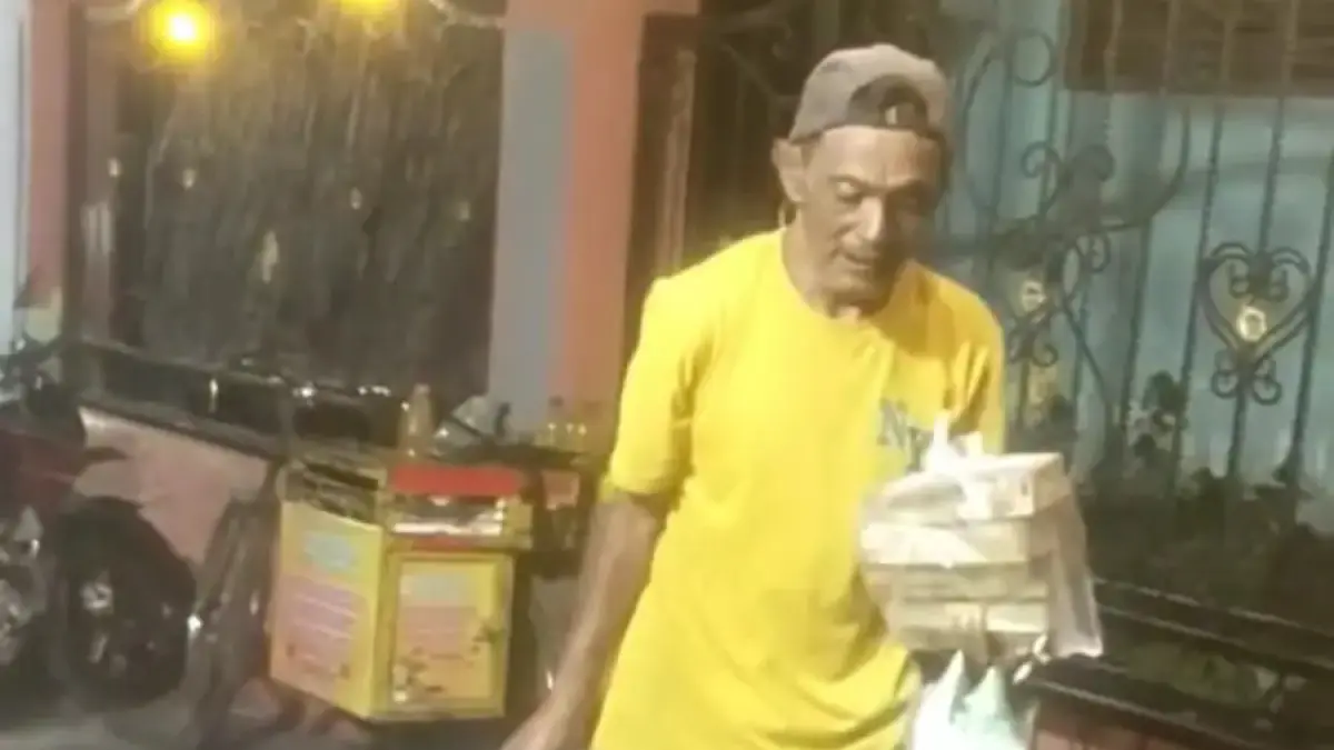 RESPONS CEPAT: Kapolsek Gandusari bersama anggota mendatangi rumah penjual jamu yang diduga menjadi korban penipuan uang palsu sekaligus melakukan penyelidikan.